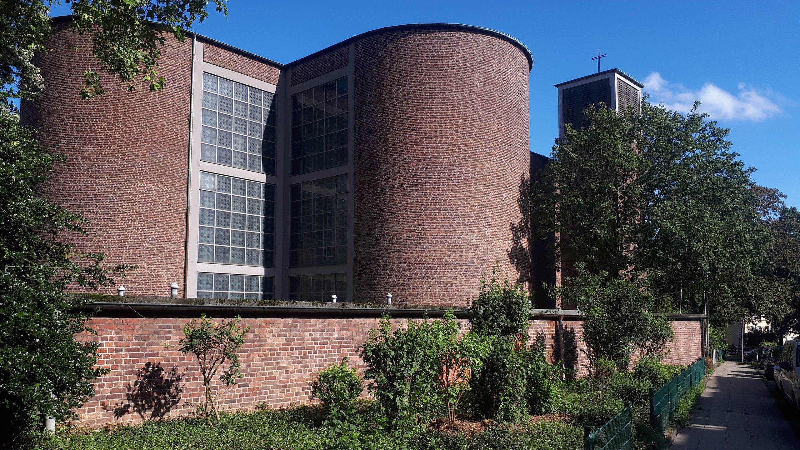 Die St. Andreas-Kirche von der Birgittastraße aus gesehen